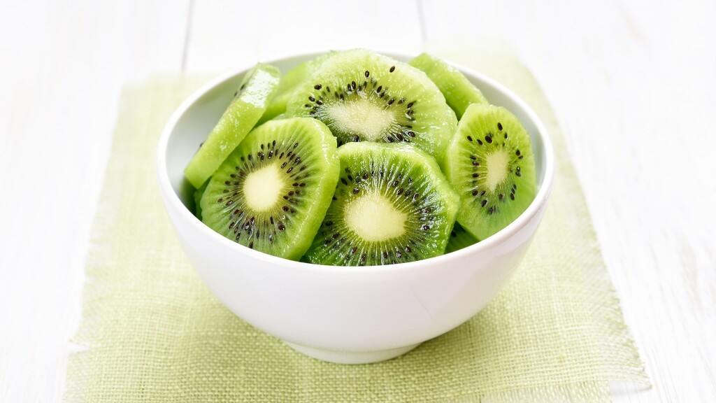 Bowl of sliced kiwi.
